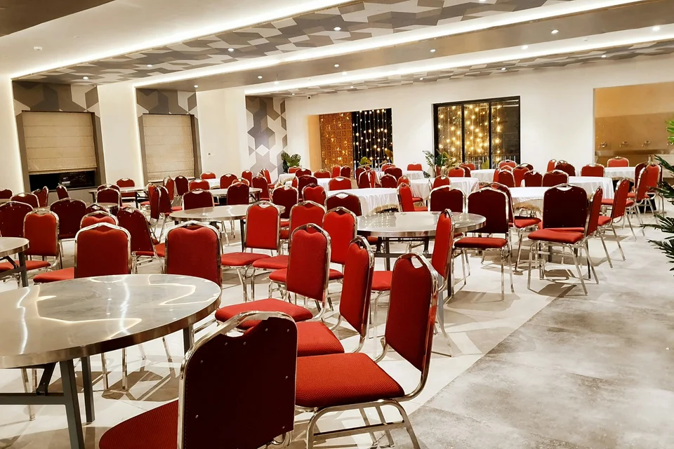 Tocado artesanal para evento social con detalles delicados hecho a mano por Trihada