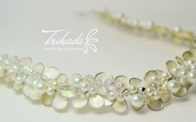 Tiara de Pétalos Nacarados Semi Rígida para Novias | Trihada Alta Costura