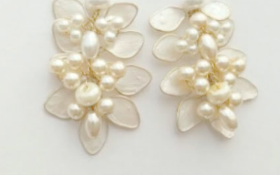 Aros de Nácar y Perlas Trihada: Elegancia Artesanal para Novias y Eventos